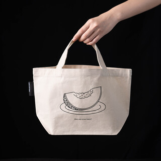 カフェ商品は一部テイクアウト可能。オリジナルメロン雑貨販売も