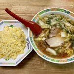 名物王寺ラーメン - 王寺ラーメン並750円、プチチャーハン250円、合計1000円。