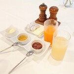 旧軽井沢ホテル音羽ノ森 - りんごジュース、野菜とフルーツミックスジュース