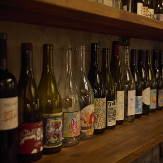 ナチュラルワインを中心にグラスでも色々飲めます(^^)