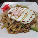 ランチ&カフェ リッチー - 焼きうどん（目玉焼き付き）700円