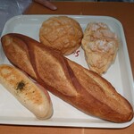 サンエトワール - ある日のチーズとハムのパニーニ302円、国産小麦(佐賀 さちかおり)のバタール324円、発酵バターメロンパン209円、メロンクロワッサン209円✨