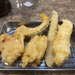 天ぷら だるま いちばん - 手前左から、鶏もも、鶏もも、ごぼう、ささみ、奥がかぼちゃ