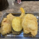 天ぷら だるま いちばん - 右側２つが追加で、右から豚肉とナス