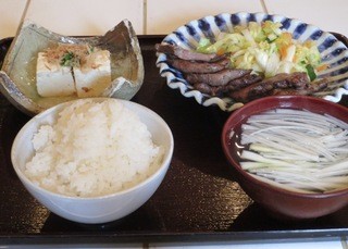 Restaurant HOROHORO - 牛たん定食（塩味）テールスープが付くが、ご飯は普通の白米（麦飯ではない。とろろも付かない。）