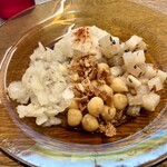 カレー処 琥珀荘 - 4種の副菜。