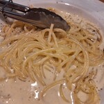 平木商店 - パスタはチーズのパスタ、白ワインが進みます