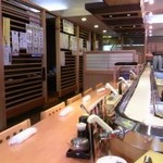 Sushi Izakaya Nihonkai - カウンターとテーブル席から店内はなります