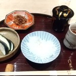 肉屋 田中 - しぐれ煮、ナス漬物、白米