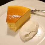 フランソア喫茶室 - ベイクドチーズケーキもさることながら、添えられている生クリームがめちゃめちゃおいしかった！