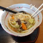 手打うどん屋伝七 - 伝七うどん_850円　６すすり後に残った具たち
