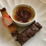 野菜が主役の古民家レストラン 花果菜 - 紅はるかのクリームブリュレ、ごぼうガトーショコラ、えごまと苺のタルト。