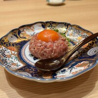 肉亭ふたご iki 本郷三丁目店 - 粋なユッケ