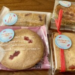 パルファン 本店 - （上左）金魚のフィナンシェ（上右）金魚のアマンディーヌ、（下右）金魚のクッキーサブレ