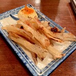 肉厚でたっぷり盛られるエイヒレ