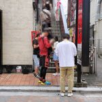 蒙古タンメン中本 - 店舗外観および、開店前の並び