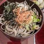 松本蕎麦店 - 薬味をのせて