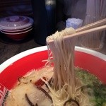 モヒカンラーメン - やや細麺の久留米ラーメン