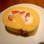 お茶とお菓子まやんち - 苺のロールケーキ　\500