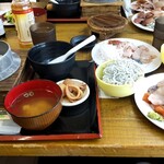 しーらすAQUA - 刺身食べ放題定食にしました！刺身と白飯はおかわり自由！！ みそ汁はおかわり不可！