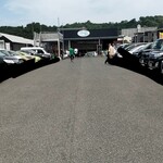 しーらすAQUA - 平日開店30分前の10時30分でいきなり満車！入口手前のゼブラゾーン付近にもずらり駐車とわ！