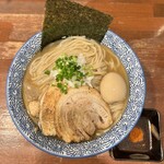 麺や而今 - 冷やし辛い節らぁめん・半熟味付け煮玉子・1400円