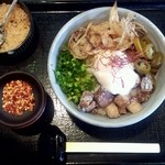 本格手打うどん 大河 - 豚ｄｅマゼリータ、特盛り（上方から）
