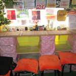 狭いカウンター席ですが