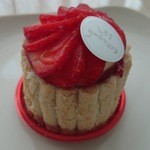 レ・グーテ - サクサクのアーモンド生地に、苺ムースとピスタチオクリーム入り、シャルロ400円