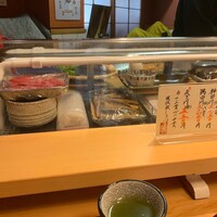 江戸前 寿し政 別館 - ネタケースには以外なくらいの品数。昆布締め、大きな車海老、ニタリクジラまであります。