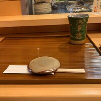 江戸前 寿し政 別館 - お茶が出て、納豆まぶしを頼んだら今日は海ぶどうがあるって。じゃあ、うずらに海ぶどうを追加して1.600円也