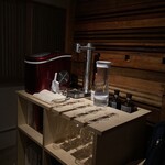 星兵衛 - 席の後ろにはワインが置いてあり、何と飲み放題