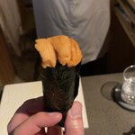 星兵衛 - うにとまぐろと奈良漬の寿司！ 最後に贅沢三昧なこの寿司！溢れんばかりのウニに、中にはまぐろと奈良漬が入っています。ウニの甘味にまぐろのうま味、そして奈良漬けの歯ごたえ！新世界に来たような（？）初めての味わいでした。美味い！！