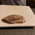 星兵衛 -  少し珍しい（？）さわらの皮寿司です。 一般的に、さわらは“生”が最高だと思いますが、たったこのひと手間の“炙り”を加えると、その美味しさは一気に悶絶級です。炙った皮は、ほんのりとした苦みと共に、香ばしい風味が口の中に広がり、後からさわらの甘味が追いかけてきます。