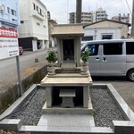 海鮮食堂 海神の郷 - 船溜り入口に安置された恵比寿さん