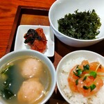 灼味噌らーめん 八堂八 - 海鮮スープ、ひとくち飯、梅漬 100円、磯のり 150円