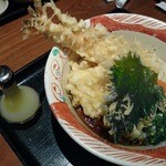 うどん棒 - 見事なツヤツヤうどん＆サクサク天ぷらにすだち汁を添えて