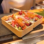 すしやのたい悟 - 持ち帰り客が来店して注文した「ばらちらし」