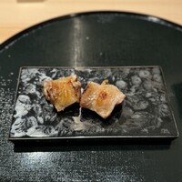 焼鳥 天赦 - もも肉の食べ比べ　左が伊達鶏　右が信玄鶏