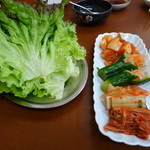 焼肉中村 - サンチュとキムチの盛合せ