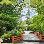 あぶり餅 本家 根元 かざりや - かざりやさんと一和さんがある参道から今宮神社に続く素敵な橋。今宮神社の境内は、緑豊かでとっても癒されました。