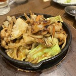 魚としゃり - ホルモン辛みそ炒め748円