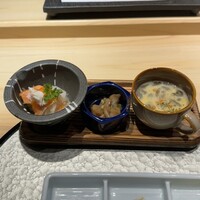 京橋 天冨良と鮨 いしい - 左サーモンと蟹身の和物　真ん中イカとゲソのわさび和え　右とうもろこしとじゅんさいのポタージュ