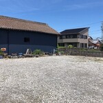 cafe青い小屋 - 中は駐車場広い
