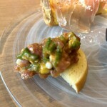 Osteria Falco - ヨコワマグロとオクラ、トウモロコシのタルタルと自家製のブリオッシュ