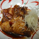 鍋幸 - 魚の新鮮さを生かした鯛のアラ炊きです。