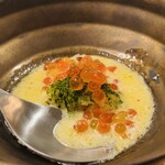 うますし - クリームソースにシャリと北海道産イクラ・仁淀川のアメゴ(黄金イクラ)