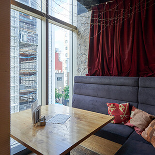 雰囲気の良い窓際ソファー席や完全個室も完備♪貸切宴会も大歓迎