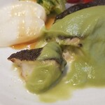 キッチン ブルー グローブ - 銀鱈ポワレをカット