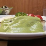 キッチン ブルー グローブ - 横から、白だしと抹茶と根セロリのソースは並々！